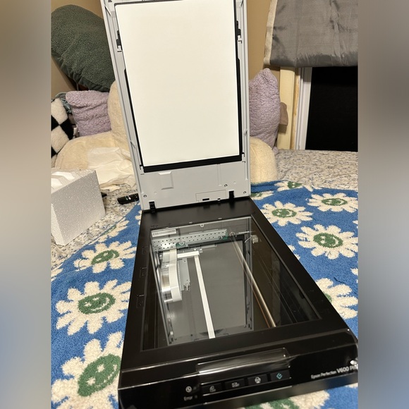 Epson Perfection V600 Color Photo, Image, Film, Negative & Document Scanner - Picture 4 of 5